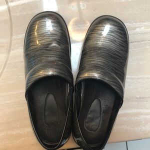 Women’s clogs/nurse shoes